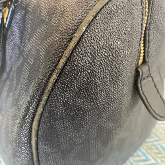 Michael Kors Signature Bag (Black) w/Gold Hardware. - Picture 11 of 14